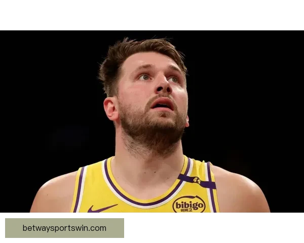 湖人雪上加霜 里夫斯二级拉伤将缺席常规赛 东契奇无限期休战加剧局势